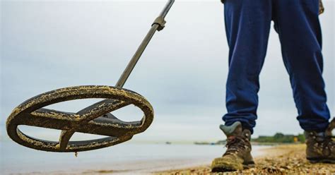 Metal detectorist unearths ancient king's 1,500-year-old gold ring : r ...