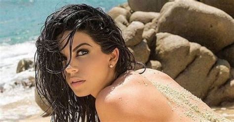 África Zavala una diosa en bikini que se muestra