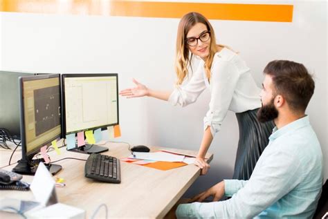 Gente De Negocios Discutiendo Una Estrategia Y Trabajando Juntos En La