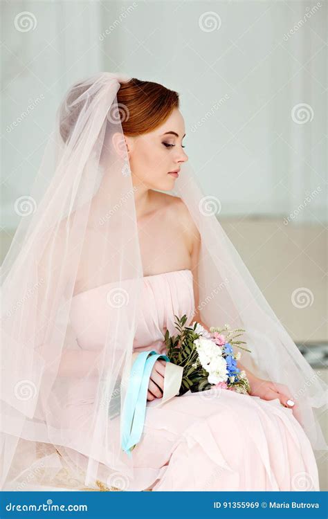 Retrato Apacible Sensual Del Blonde Muy Hermoso De La Novia De Las Muchachas Adentro Imagen De