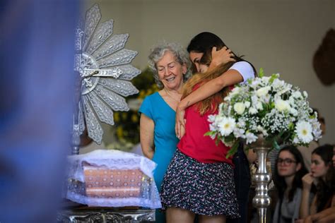 Foto Filha De Susana Naspolini Consolada Em Vel Rio Da M E De Azul