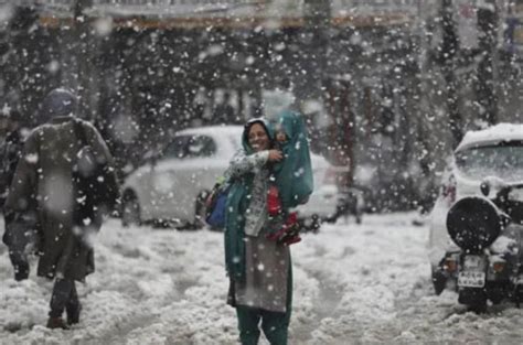 Kashmir Valley Parts Of Jammu Receive More Snowfall Rain Pakistan