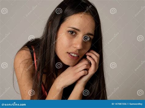 Mujer Latina Atractiva Joven Que Plantea Parecer Sensual Y Hermoso Concepto Y Forma De Vida De