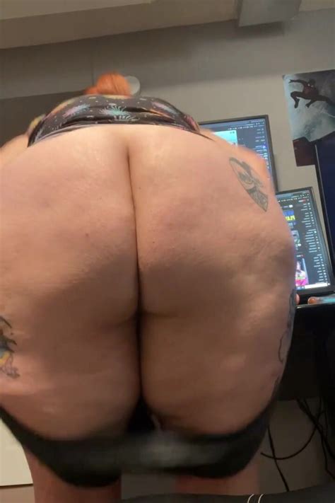 Wide ass MILF mooning in home office ThisVid на русском