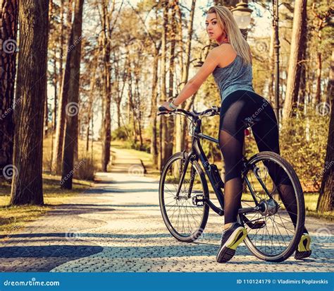 Sexy Blonde Frau Auf Einem Fahrrad Stockbild Bild Von Leute Fahrt 110124179
