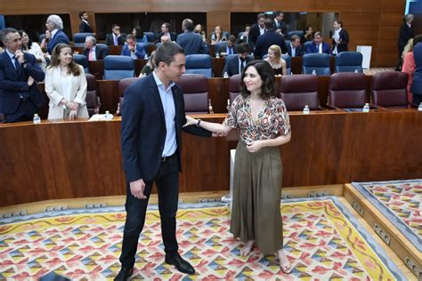 Fotos El cariñoso recibimiento a Ayuso en la Asamblea tras perder el