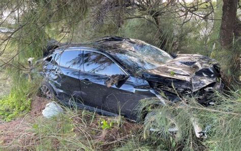 Motorista Perde Controle De Carro Invade Cerca E Derruba Rvore Em