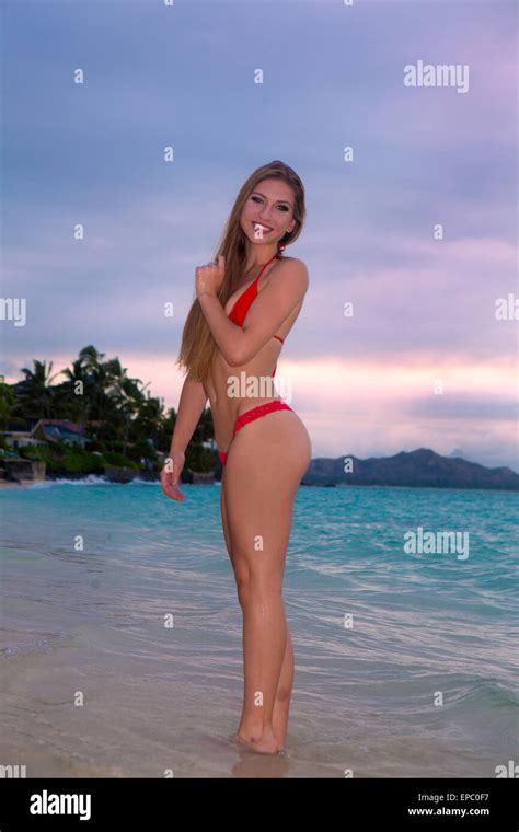 Sch Ne M Dchen In Einem Roten Bikini Am Strand Von Hawaii