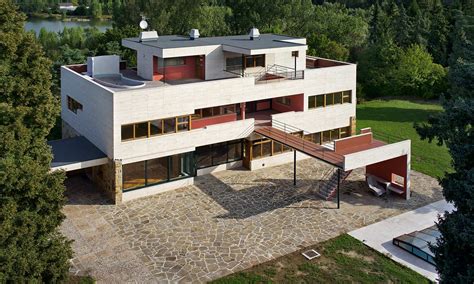 vila volman vystavuje legendarni nabytek  svitidla od slavneho