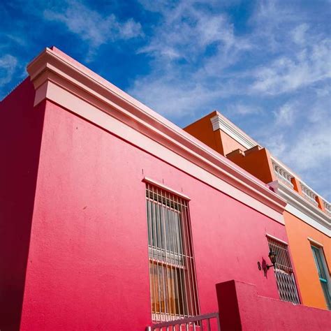 Edificio De Hormig N Rojo Y Blanco Bajo Un Cielo Azul Rompecabezas