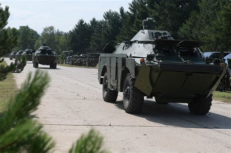 Сербия получила от России первые десять модернизированных БРДМ-2МС ...