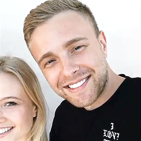 Егор Крид показал сломанный палец и ужаснул фанатов - Gamebomb.ru