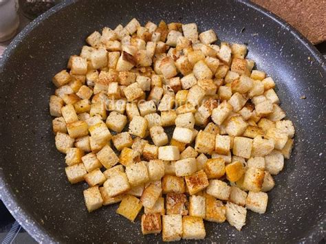 Сухарики из белого хлеба с чесноком на сковороде - пошаговый рецепт