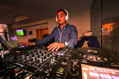 An Essential Guide to Understanding What a DJ Does - DJ UKi