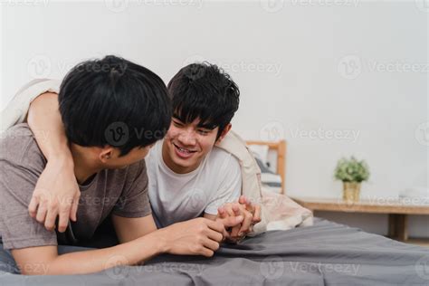 Guapo Pareja Gay Asi Tica Hablando En La Cama En Su Casa Joven Asi Tico Lgbtq Feliz Relajarse