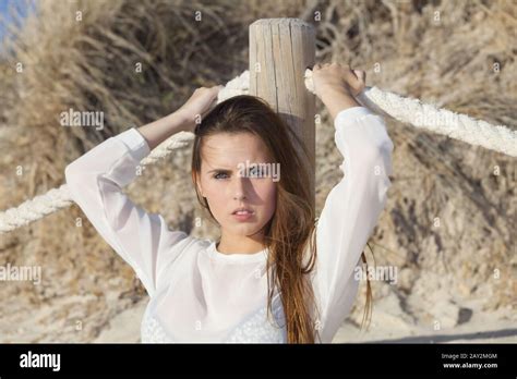 Jeune fille bikini maigre Banque de photographies et dimages à haute résolution Alamy