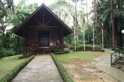 Sandakan War Memorial – Borneo East Malaysia – tripAtrek Travel