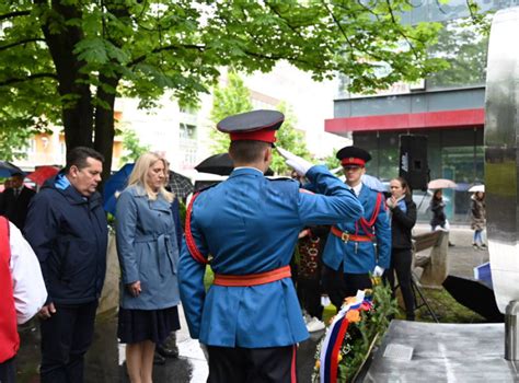 Položeni venci na spomenik 12 beba u Banjaluci povodom Dana grada