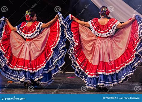 Bailarines De La Mujer Joven De Costa Rica En Traje Tradicional ...