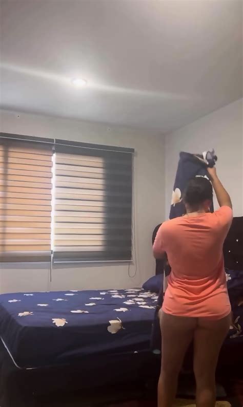 Latina Jugando En Una Cama