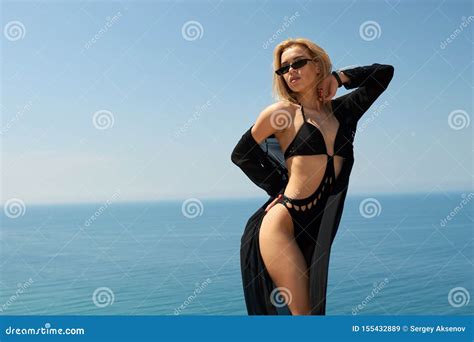 Jeune Jolie Blonde Posant En Parc Image Stock Image Du Sexy Cheveu 155432889