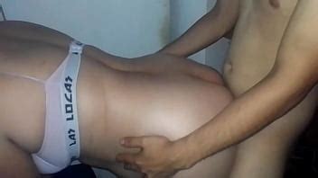 acción de pie con top sexy en la cocina XVIDEOS