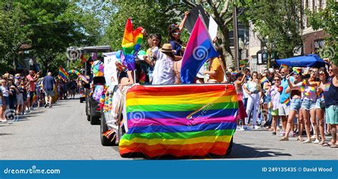 Vista Trasera Del Desfile De Autos Del Orgullo Gay Con Gente En Fila En La Calle Celebrando
