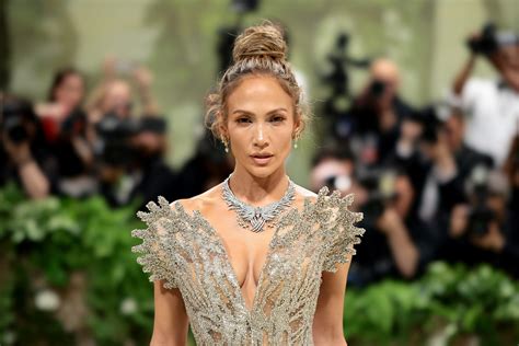 Jennifer Lopez Al Met Gala 2024 In Schiaparelli Haute Couture Si Conferma La Regina Del Nude