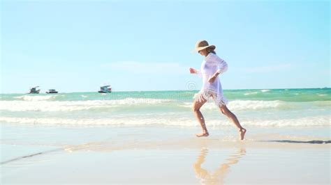 Junge Frau Im Blauen Bikini Liegt Auf Dem Strand Mit Einer Weinlesekamera Und Hat Einen