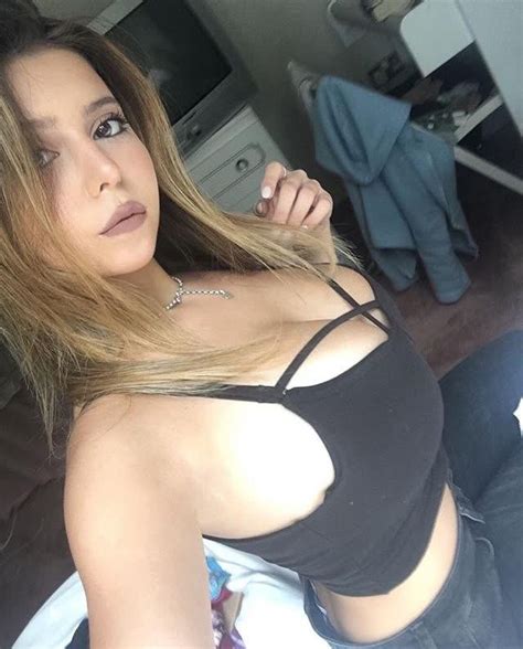 Hot Busty Cleavage Selfie Mega Porn Pics