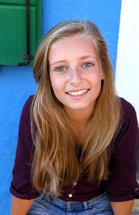 Fille Blonde Mignonne Avec Le Sourire D Yeux Bleus Photo Stock Image Du Fermer Rire