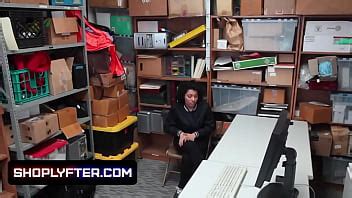 Ladrón atrapado robando y golpeado por un pervertido oficial de LP XVIDEOS