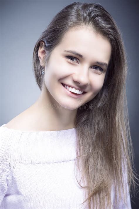 Nat Rliches Portr T Der Sinnlichen L Chelnden Kaukasischen Brunette Frau Mit Dem Sch Nen Langen