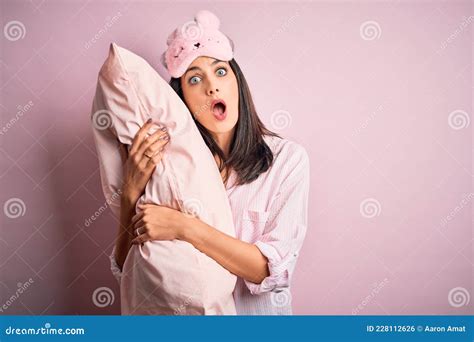 Jeune Brunette Aux Yeux Bleus Portant Un Oreiller De Lit En Pyjama étouffée La Nuit En état De