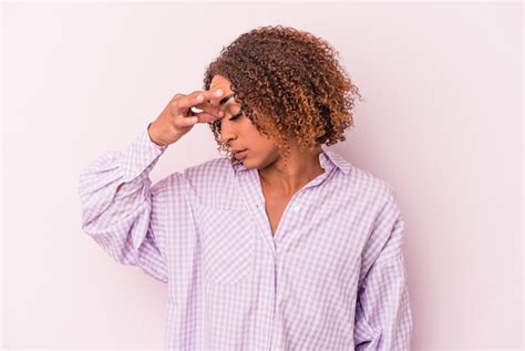 Jovem Mulher Transexual Latina Isolada Em Um Fundo Rosa Tendo Uma Dor De Cabe A Tocando A
