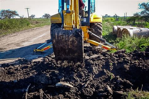 Trabajan En El Mantenimiento De Caminos Productivos Del Departamento