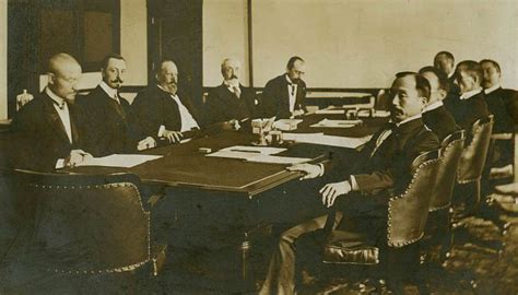 DIPLOMACIA | Definición, significado, origen y características