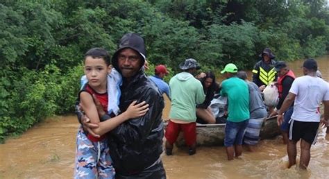 Drama famílias ficam ilhadas após rio transbordar em Maracás