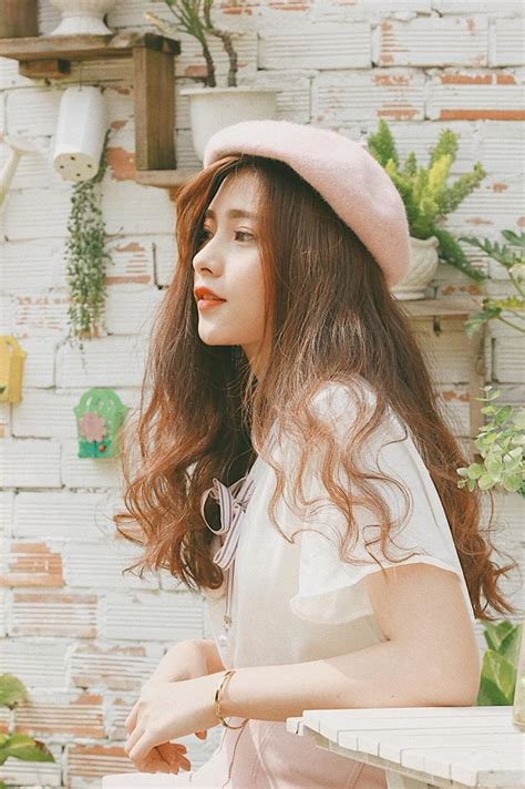 Nữ sinh ĐH Kinh Tế được mệnh danh là hot girl quân sự vì thoa kem chống nắng thôi cũng thần thái