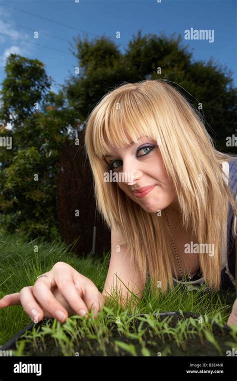 Junge Blonde Behaarte Frau Sp Ten Teenager Fr Hen Zwanziger Jahren Tendenziell Ein Tablett Mit