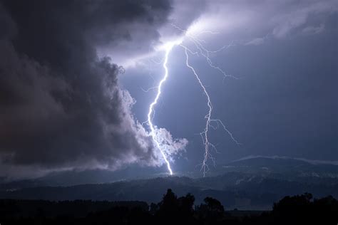 Burza Z Piorunami Nad Gorcami W Ma Opolsce Portal I Pl