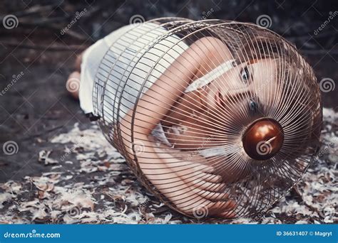 Belle Fille Blonde Dans Une Cage D or Image stock Image du espoir émotions