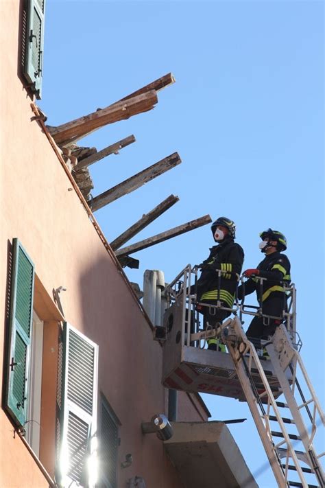 Genova Crolla Il Tetto Di Un Edificio 25 Sfollati La Repubblica