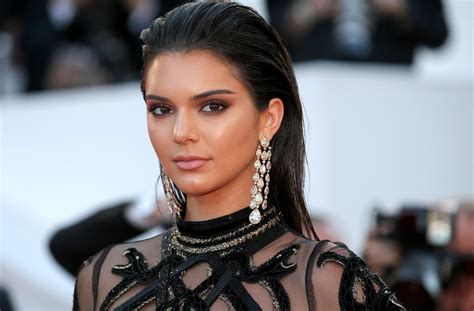 Kendall Jenner Poses Naked