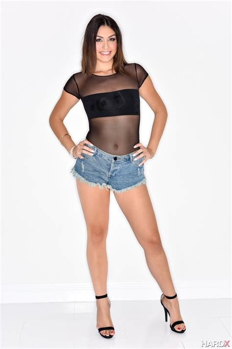 Hete Latina Babe Kylie Stript En Toont Haar Ongelooflijke Grote Booty