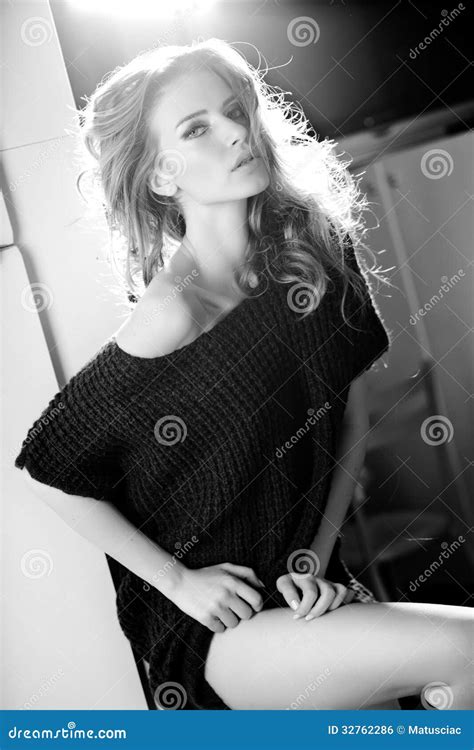 Belle Pose Blonde De Femme Fascinante Photo Stock Image Du Visage Jeune