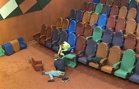 Ins Kino Eingebrochen Paar Hat Sex Vor Leinwand KOSMO