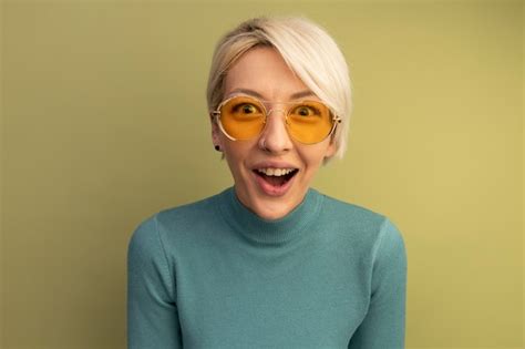 Joyeuse Jeune Fille Blonde Portant Des Lunettes De Soleil Photo Gratuite