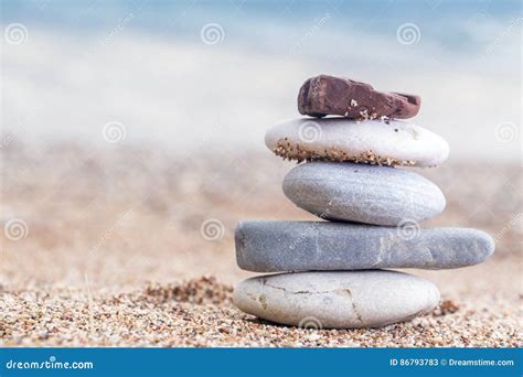 Pilha De Pedras Empilhadas No Sandy Beach No Mar De Adriático Imagem de