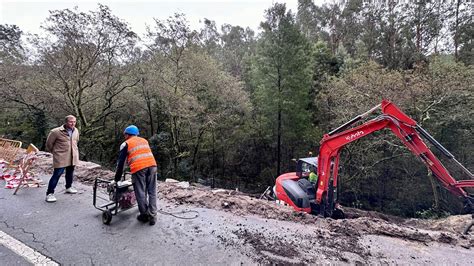 Obras De Emergencia En Una Carretera De Ponte Sampaio En Pontevedra